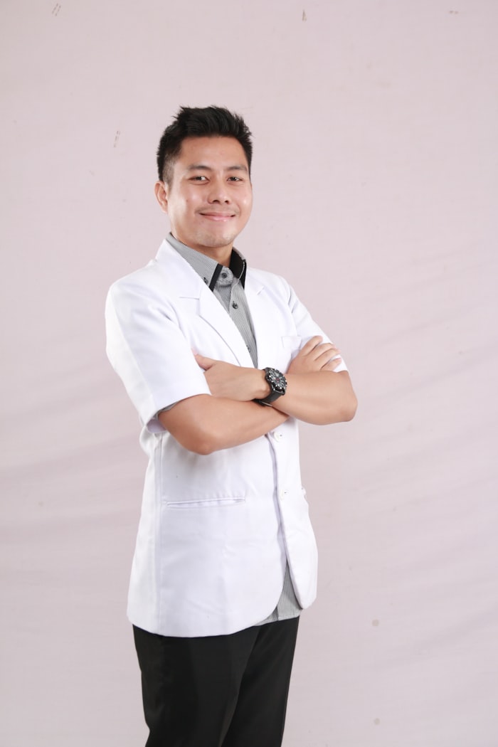 د. كريم عادل، أخصائي جراحة الفم والفكين