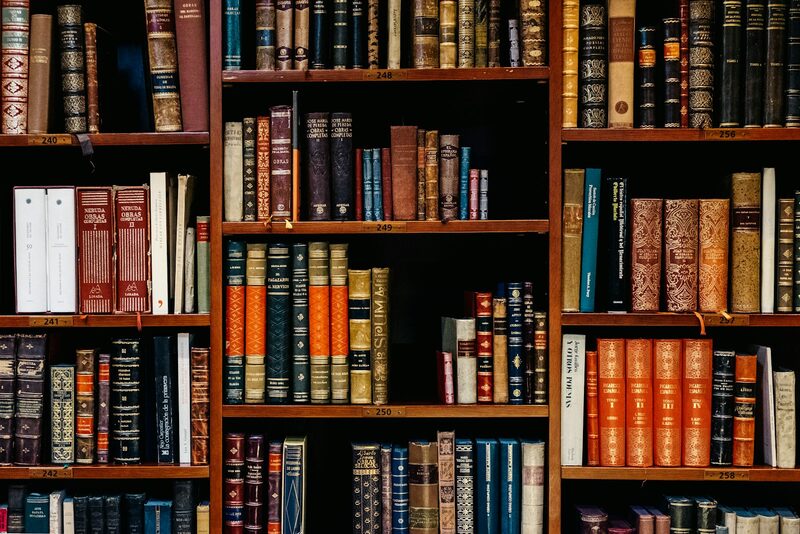 مكتبة قانونية بمكتب الفارس